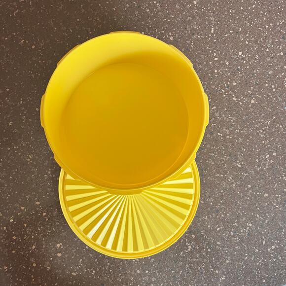 Vintage Tupperware Yellow Large Servalier Container # 1204-8 w/Lid 8 inches diam - Picture 4 of 4